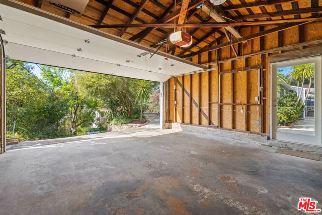 2850 Nichols Canyon Road Los Angeles, CA 90046 - Photo 29 of 38 a view of a porch