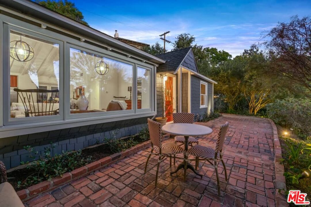 2850 Nichols Canyon Road Los Angeles, CA 90046 - Photo 35 of 38 a balcony with furniture and garden view