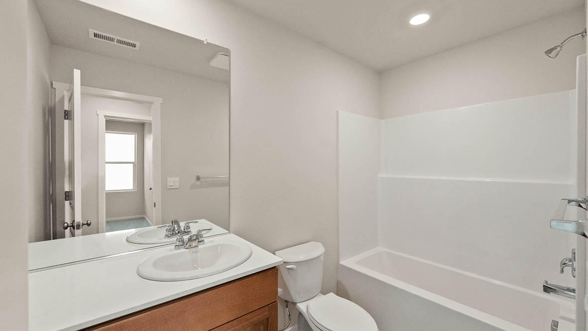 62745 Eagle Road Bend, OR 97701 - Photo 19 of 21 019 secondary bathroom