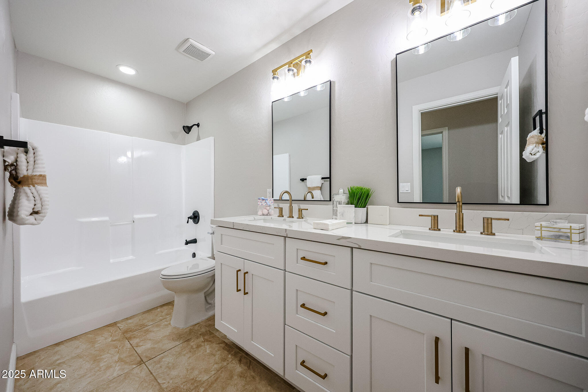 10334 East Diamond Avenue Mesa, AZ 85208 - Photo 20 of 39 a bathroom with a double vanity sink toilet mirror and bathtub