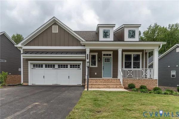 a view of a house with yard and garage
