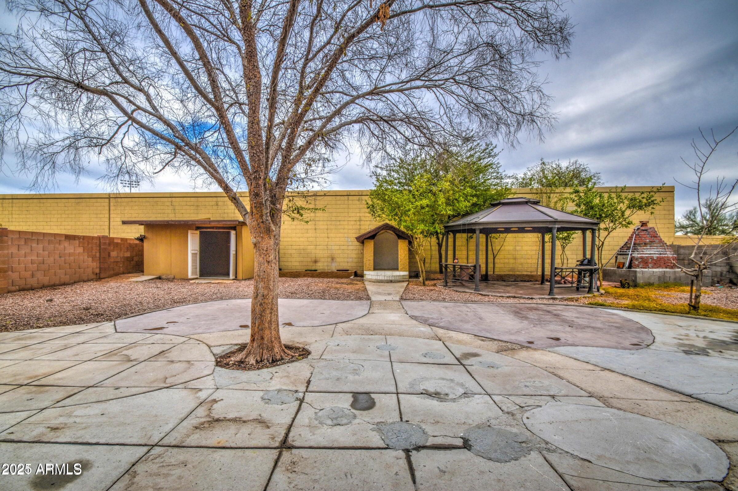 17629 North 36th Street Phoenix, AZ 85032 - Photo 14 of 20 a front view of a house with garden