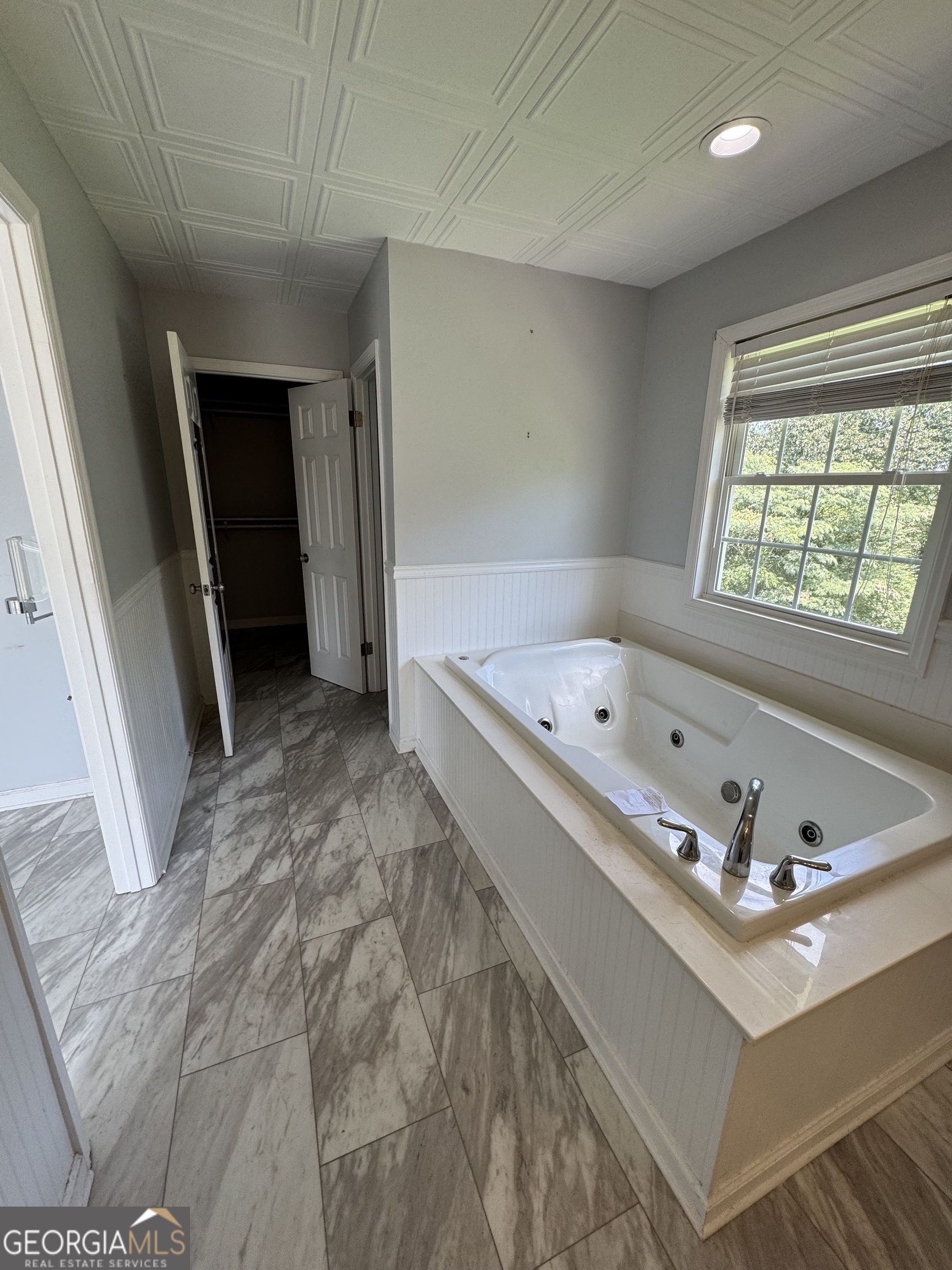 7223 Scenic Heights Road Manchester, GA 31816 - Photo 7 of 23 a bathroom with a tub and a window