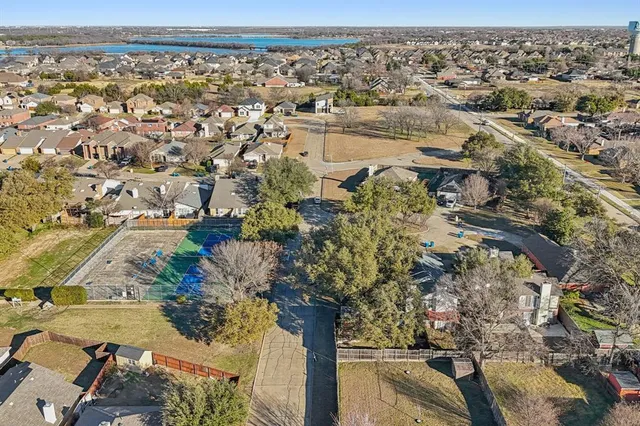 a view of a bench in the middle of a yard