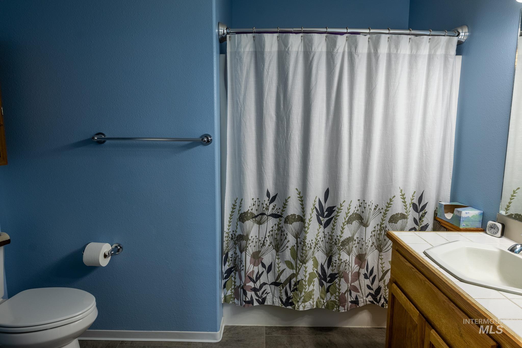 925 Hawthorne Street, Unit A Lewiston, ID 83501 - Photo 16 of 25 Bathroom featuring vanity and a textured wall
