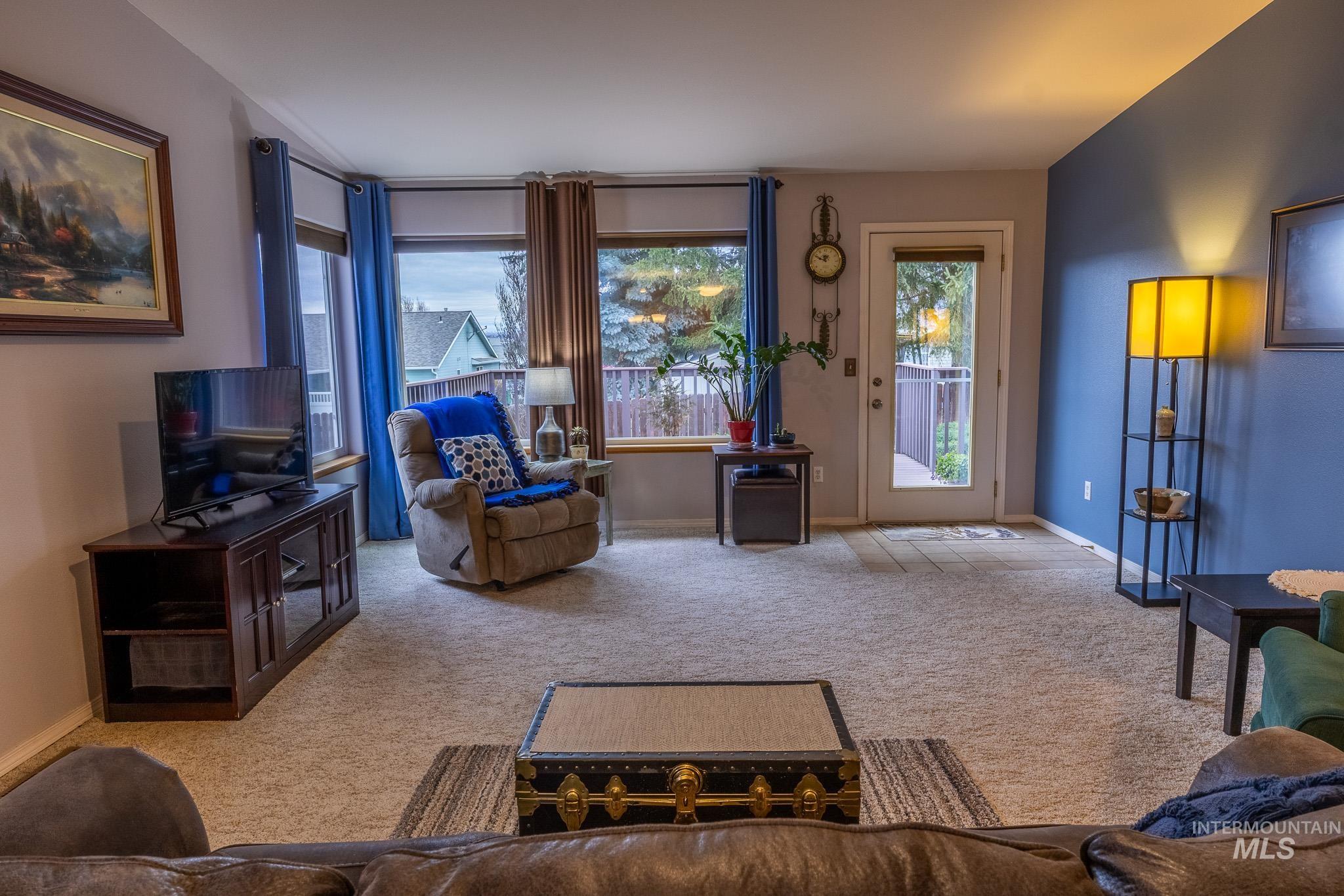 925 Hawthorne Street, Unit A Lewiston, ID 83501 - Photo 9 of 25 Living area featuring carpet and baseboards