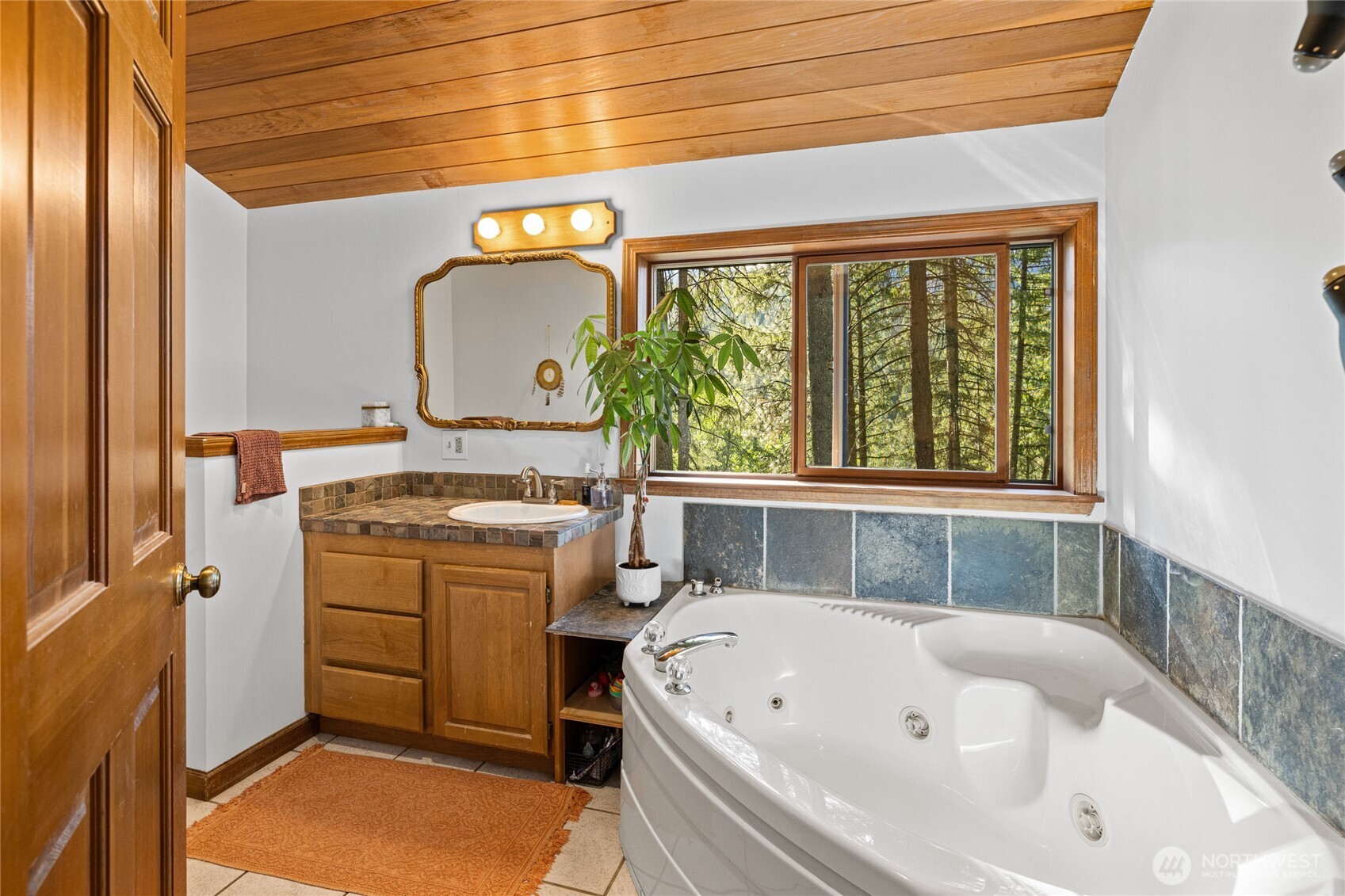 4265 Highway 97 Peshastin, WA 98847 - Photo 20 of 38 a bathroom with a tub sink and mirror