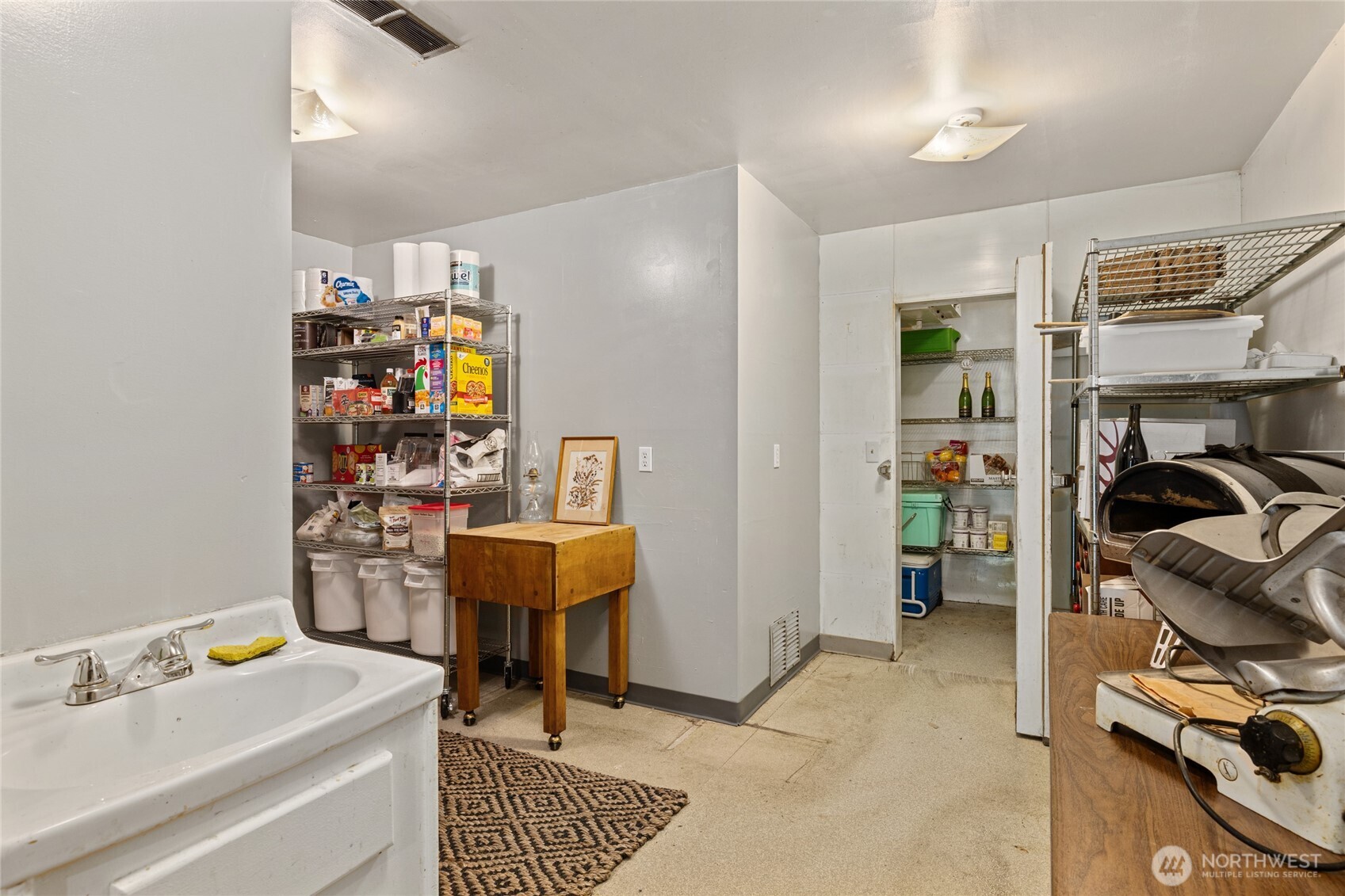 4265 Highway 97 Peshastin, WA 98847 - Photo 27 of 38 a view of a workspace with furniture and toys