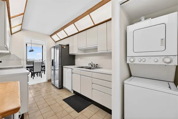 $2,300 | 19355 Turnberry Way, Unit 24C, Aventura, FL 33180