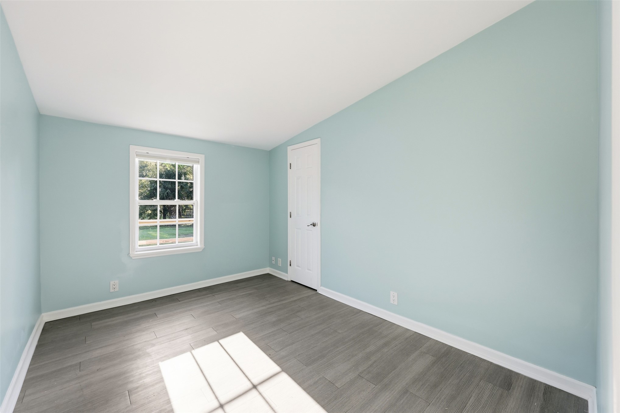 85232 Burmeister Road Fernandina Beach, FL 32034 - Photo 17 of 32 an empty room with windows
