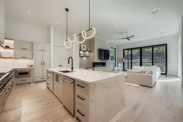 a large kitchen with kitchen island a large island in it