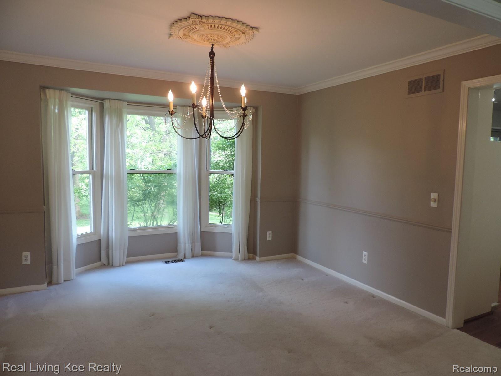 1885 Snowden Court Rochester, MI 48306 - Photo 20 of 47 Dining Room