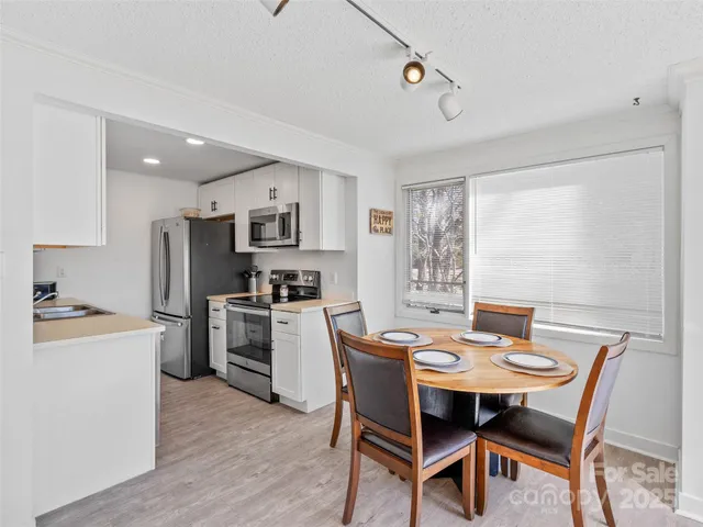 $335,000 | 33 Fairway Loop, Burnsville, NC 28714