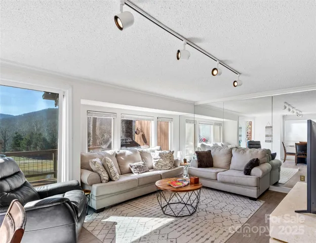 $335,000 | 33 Fairway Loop, Burnsville, NC 28714