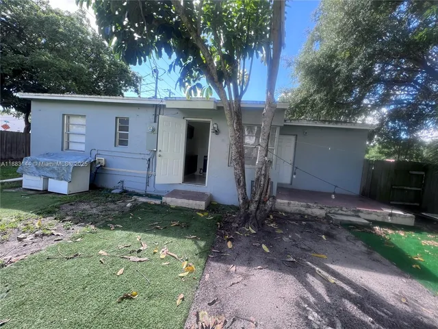 a view of a house with backyard and garden