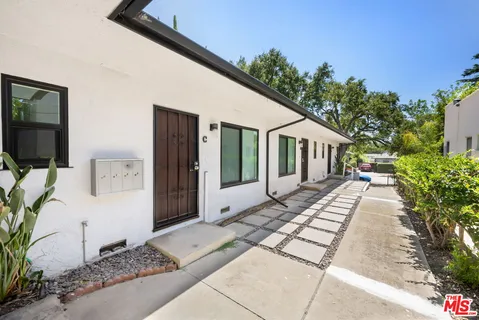 a view of a house with backyard