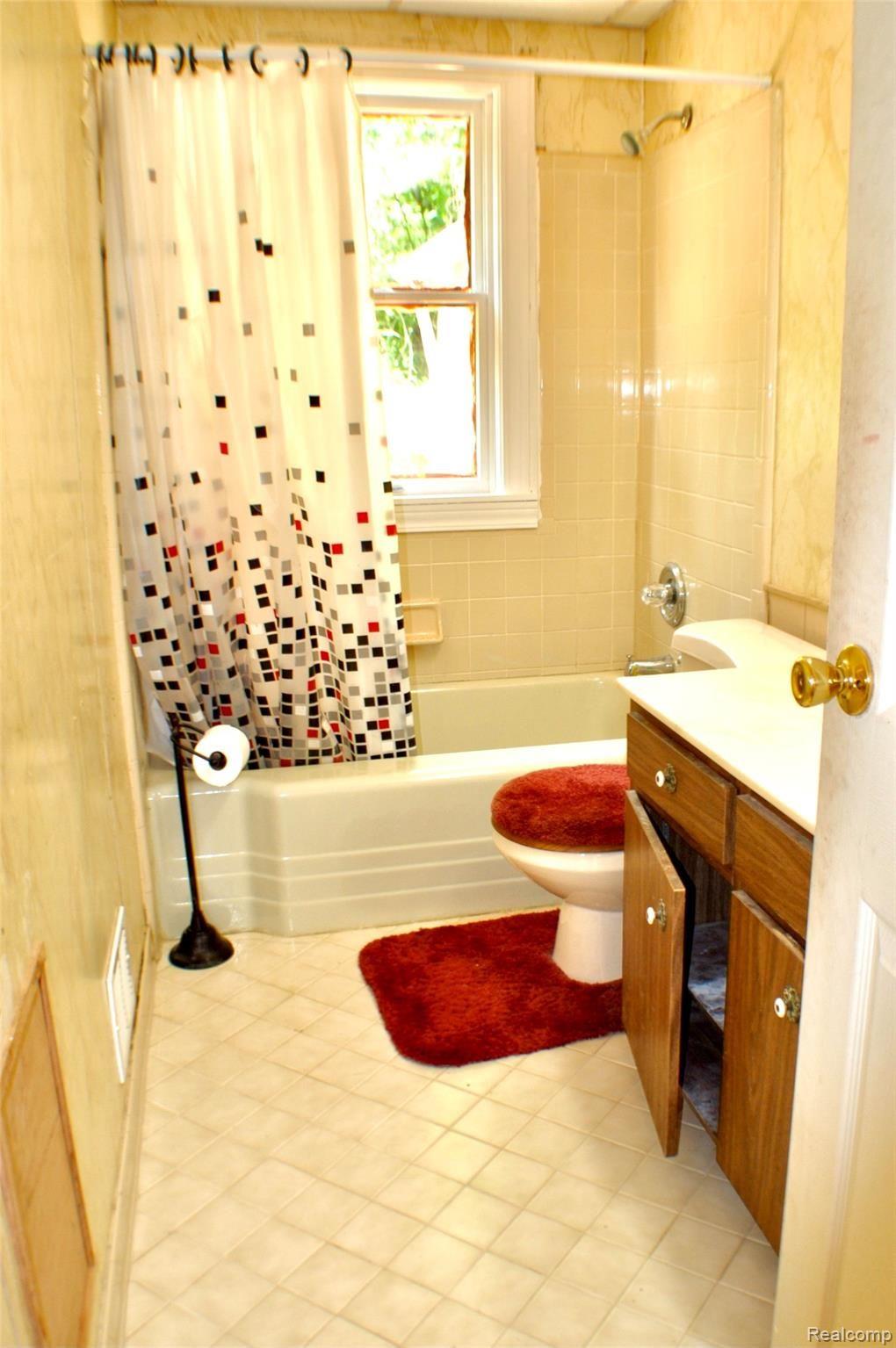 1245 East Buno Road Milford, MI 48381 - Photo 10 of 30 Main Bathroom