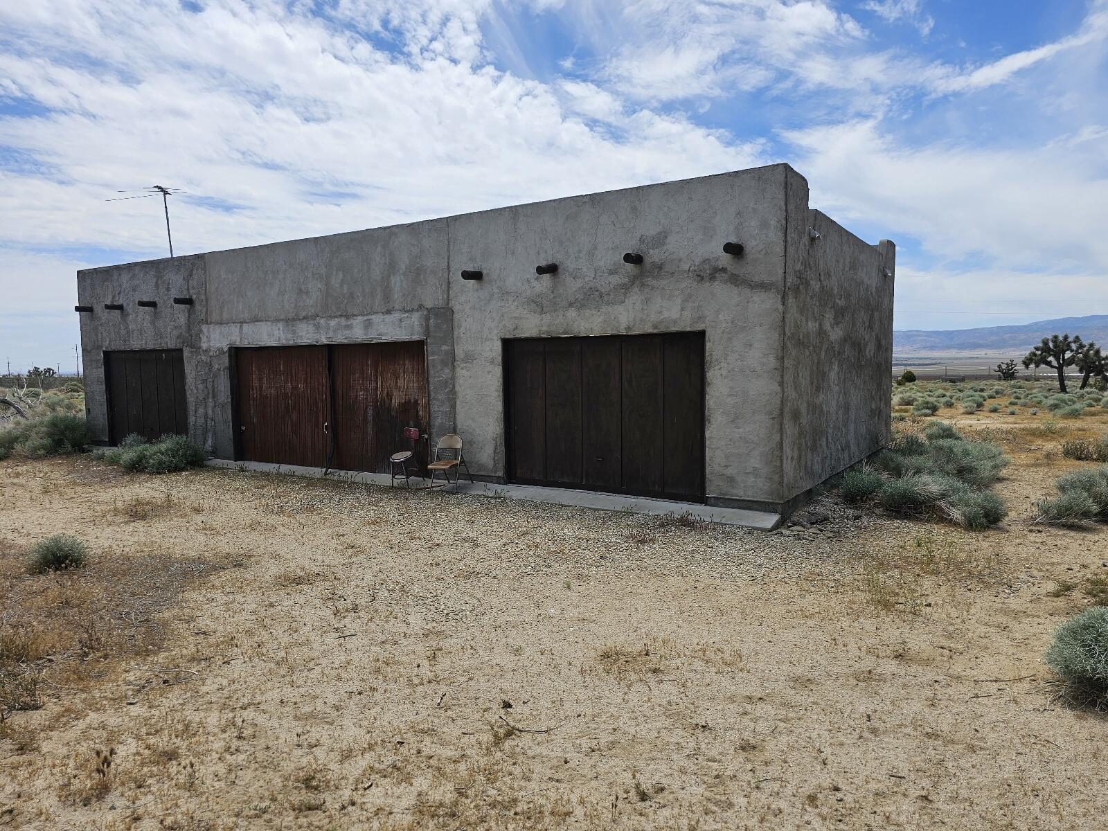 Gaskell Road Rosamond, CA 93560 - Photo 13 of 50 a view of a garage