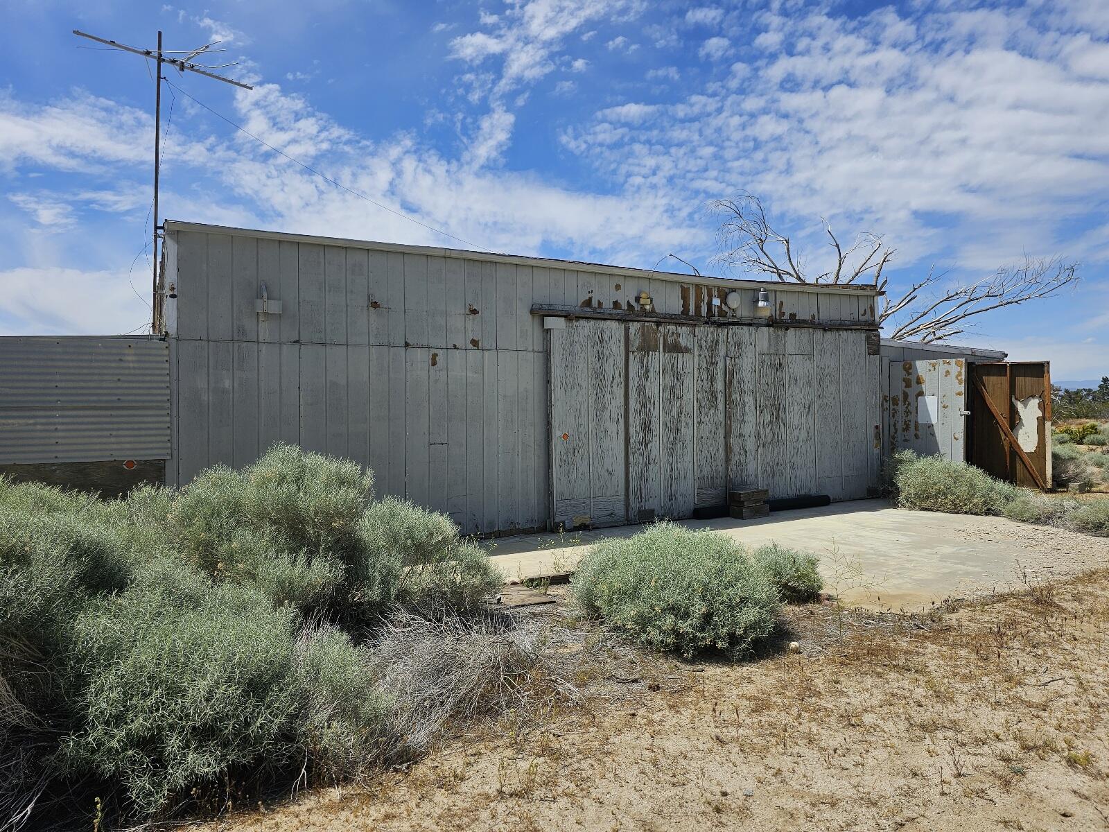 Gaskell Road Rosamond, CA 93560 - Photo 25 of 50 a backyard of a house