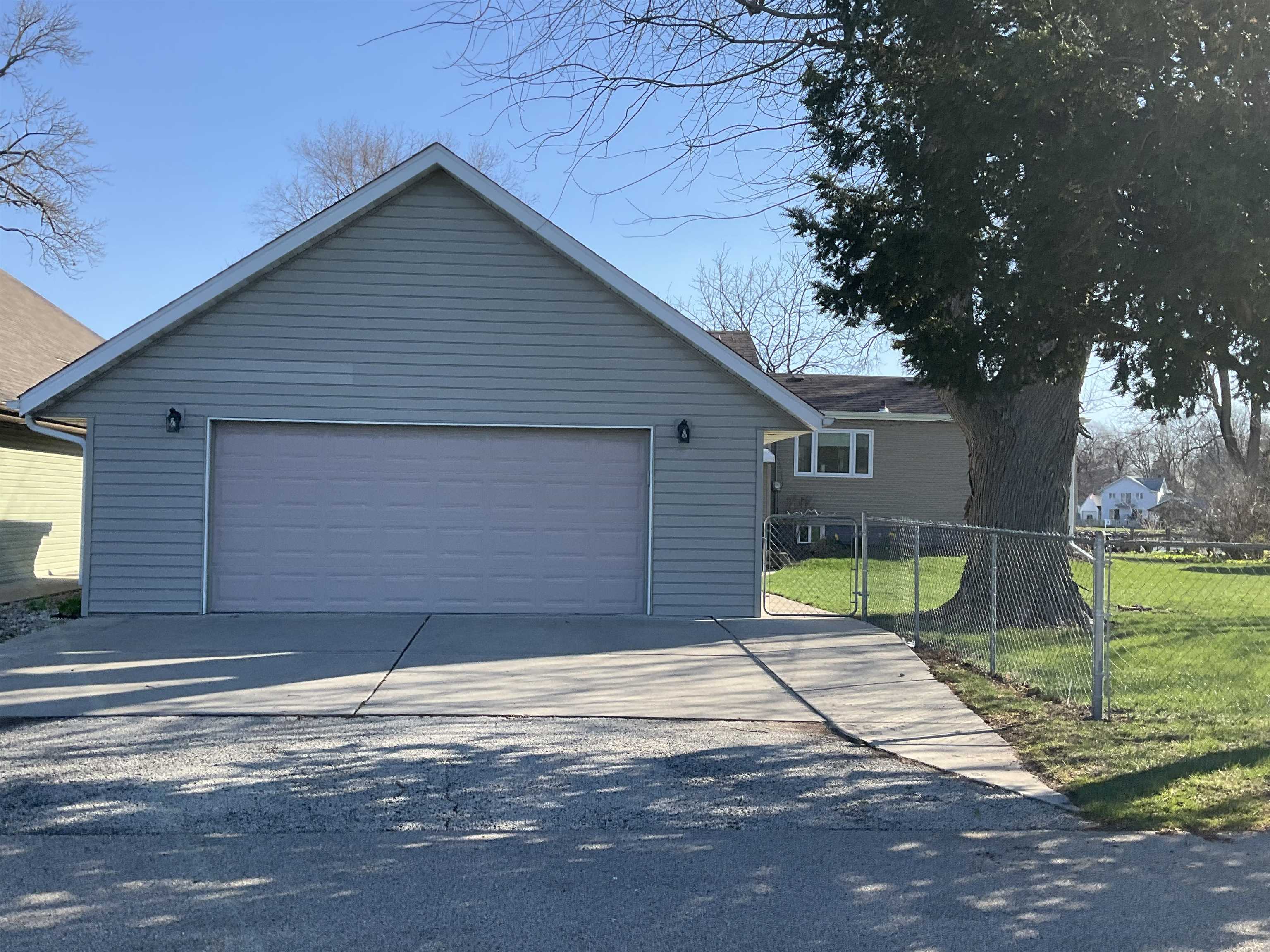 5199 Browns Beach Road Rockford, IL 61103 - Photo 4 of 28