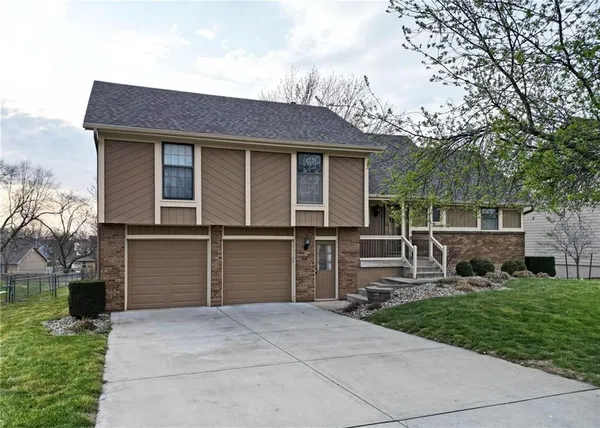 $314,900 | 216 Johnston Parkway, Raymore, MO 64083