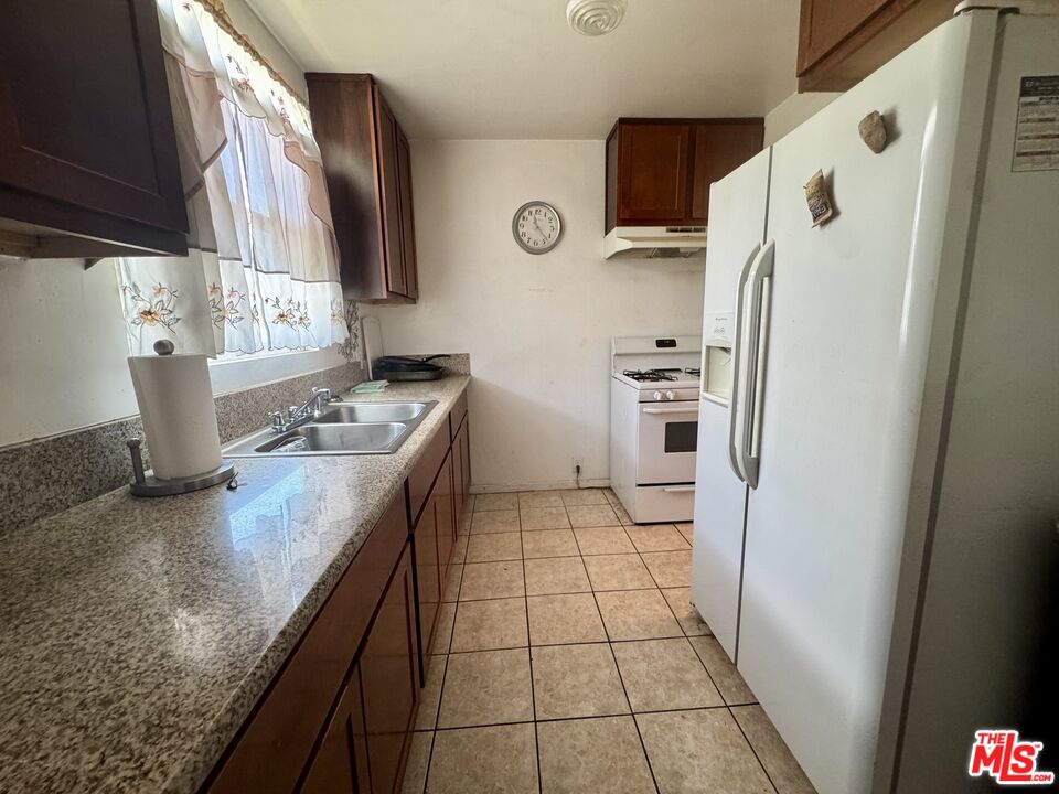 1423 South Whitemarsh Avenue Compton, CA 90220 - Photo 3 of 8