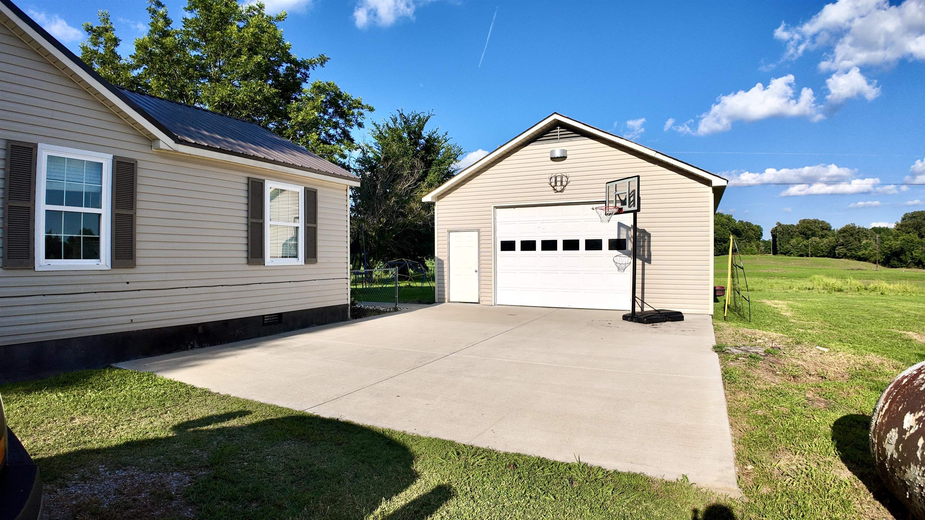 3312 Old Memphis Road Covington, TN 38019 - Photo 29 of 32 Garage with a yard
