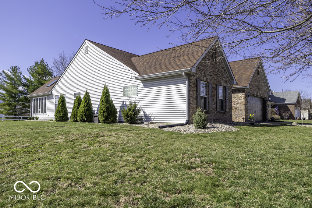 7425 Monterey Circle Avon, IN 46123 - Photo 3 of 34