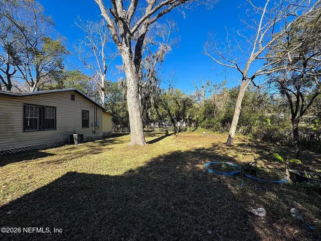 a view of back yard of the house
