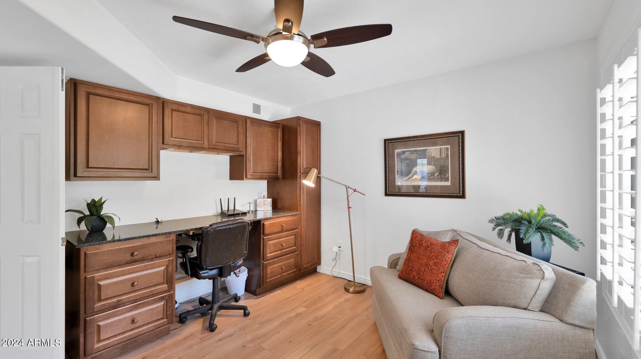 9990 North Scottsdale Road, Unit 1019 Paradise Valley, AZ 85253 - Photo 13 of 30 a livingroom with workspace couch and a window