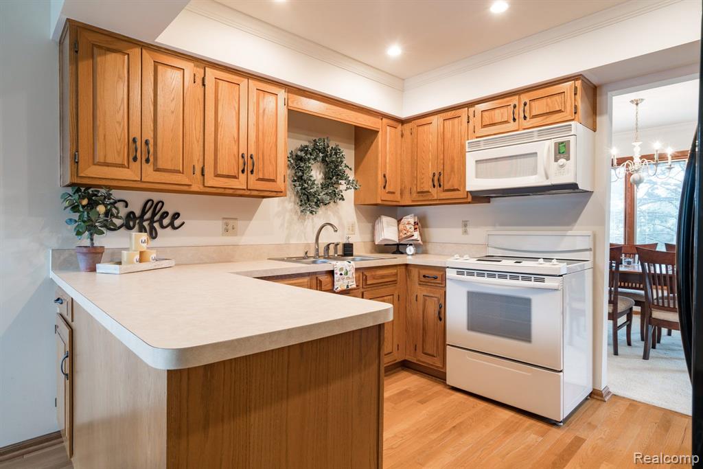874 Green View Court Rochester Hills, MI 48307 - Photo 9 of 33 Gallery Image 9
