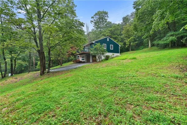 a view of a house with a yard