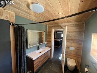 44786 Mission Road Pendleton, OR 97801 - Photo 15 of 19 a bathroom with a sink a toilet and shower