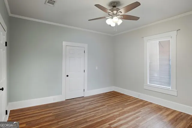 a view of a house with backyard and tree