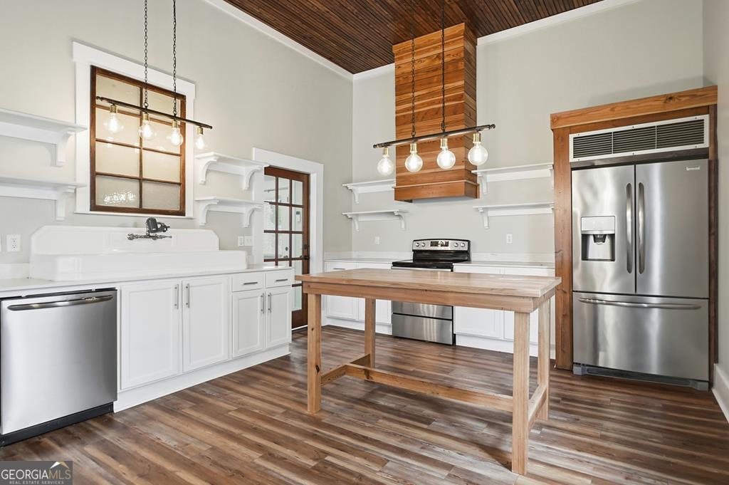 611 West 3rd Street Ocilla, GA 31774 - Photo 10 of 53 a kitchen with a refrigerator and a stove top oven