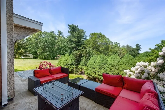 a view of a sitting area with furniture