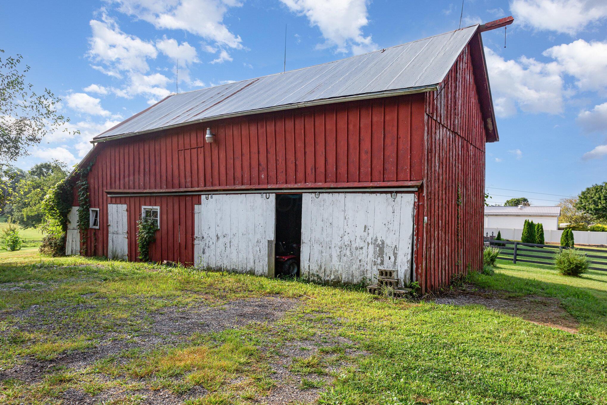 3340 Stringtown Road Northeast Lancaster, OH 43130 - Photo 4 of 27 Barn