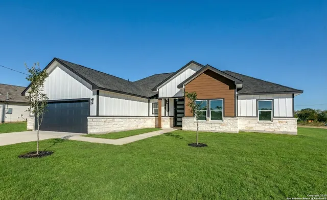 $385,000 | 16724 Llano Estacado Drive, Atascosa, TX 78002