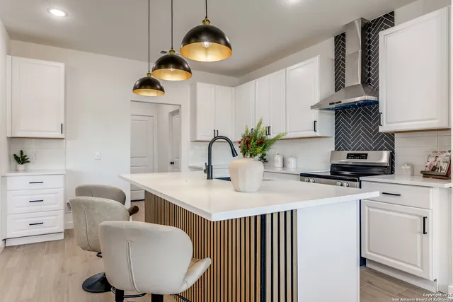 $385,000 | 16724 Llano Estacado Drive, Atascosa, TX 78002