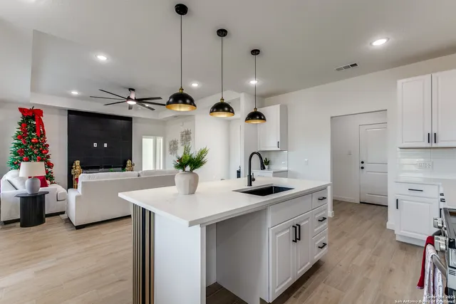 $385,000 | 16724 Llano Estacado Drive, Atascosa, TX 78002