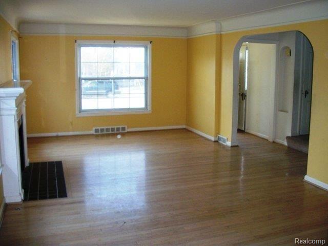 586 Neff Road Grosse Pointe, MI 48230 - Photo 11 of 12 264-029084 - Living Area.JPG