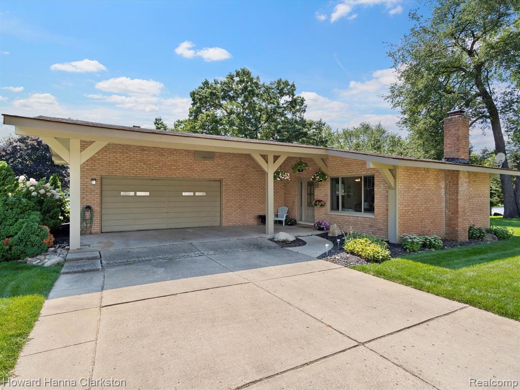 7885 Perry Lake Road Clarkston, MI 48348 - Photo 2 of 34
