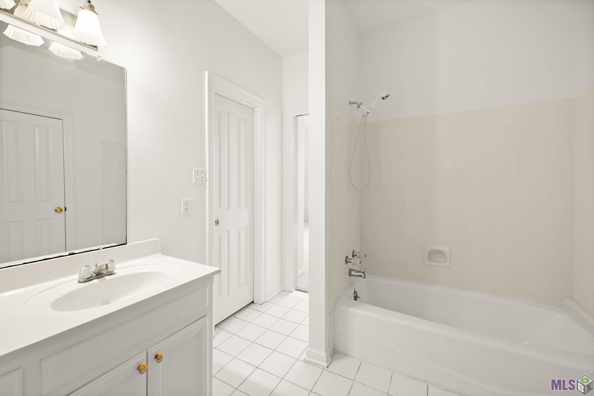 5515 North Pointer Court Baton Rouge, LA 70808 - Photo 36 of 47 Upstairs En-Suite Bath
