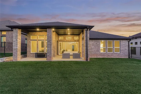 a view of a house with backyard and porch
