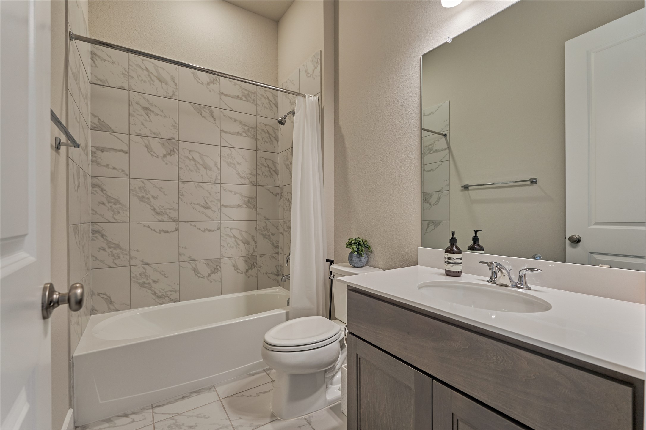 1716 Encino Boulevard Conroe, TX 77304 - Photo 32 of 50 Shared bath for bedrooms #2 & #3.