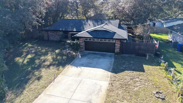 a view of a backyard