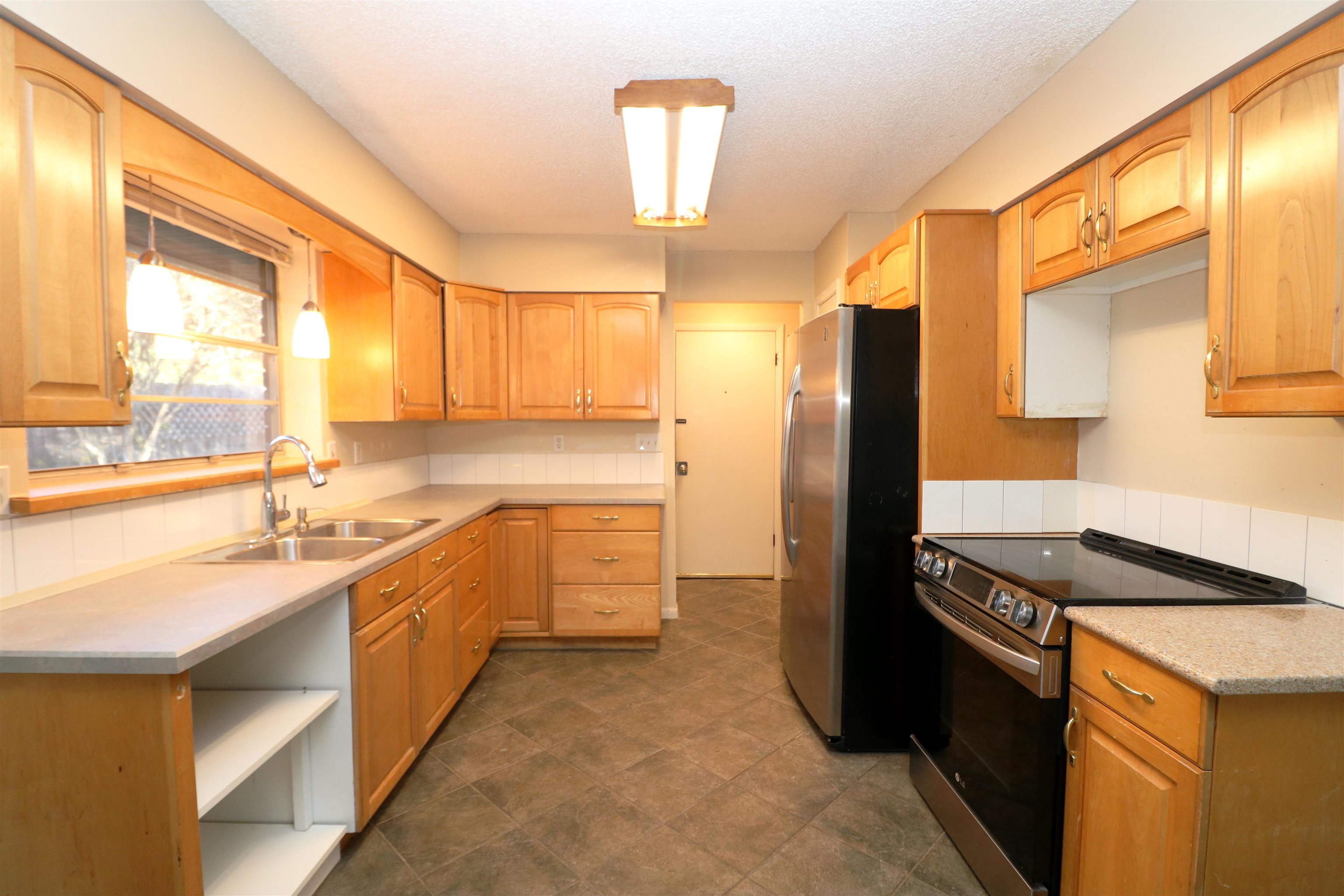 222 Jasmine Road St. Augustine, FL 32086 - Photo 7 of 30 a kitchen with a sink stove and refrigerator