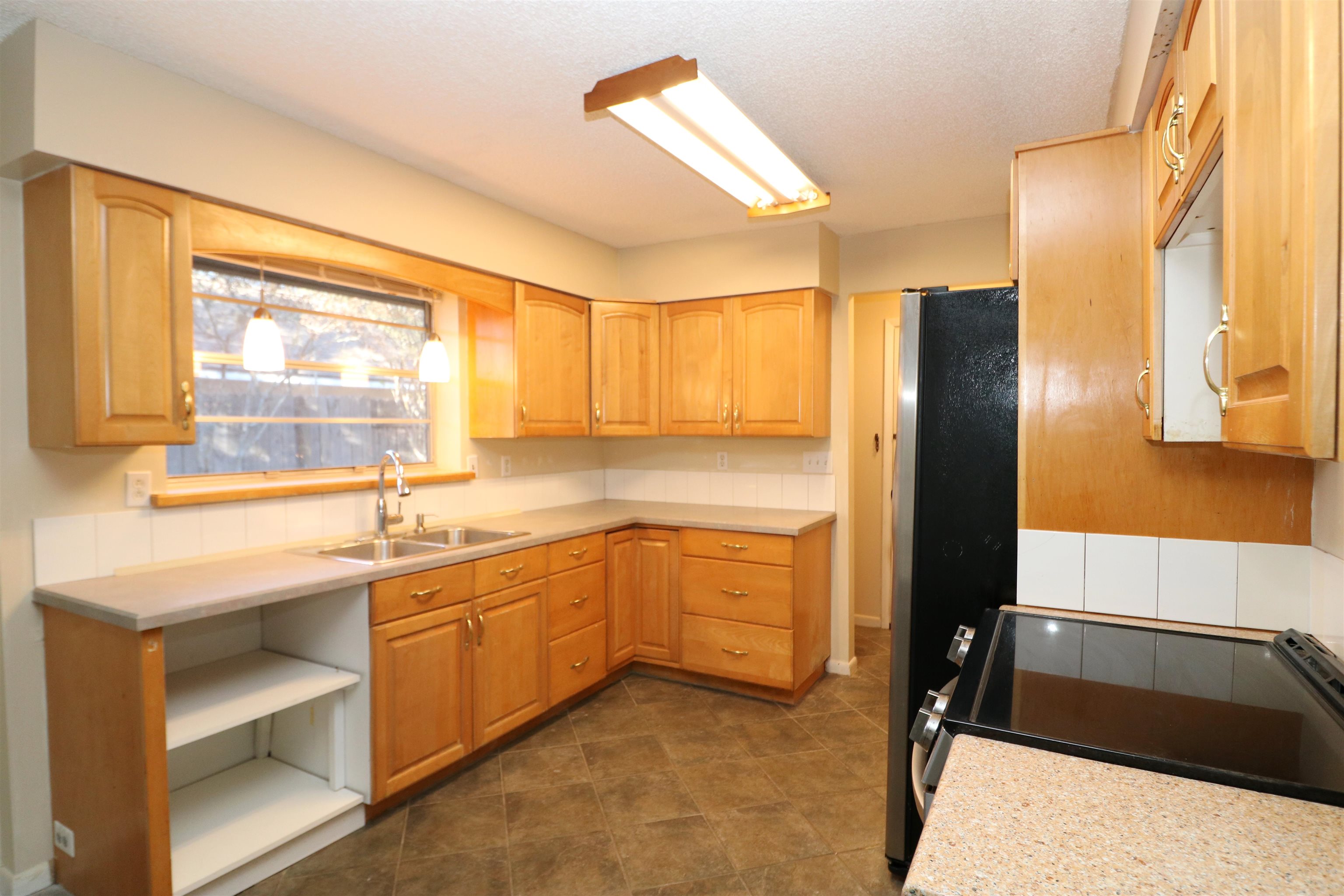 222 Jasmine Road St. Augustine, FL 32086 - Photo 9 of 30 a large kitchen with a large window