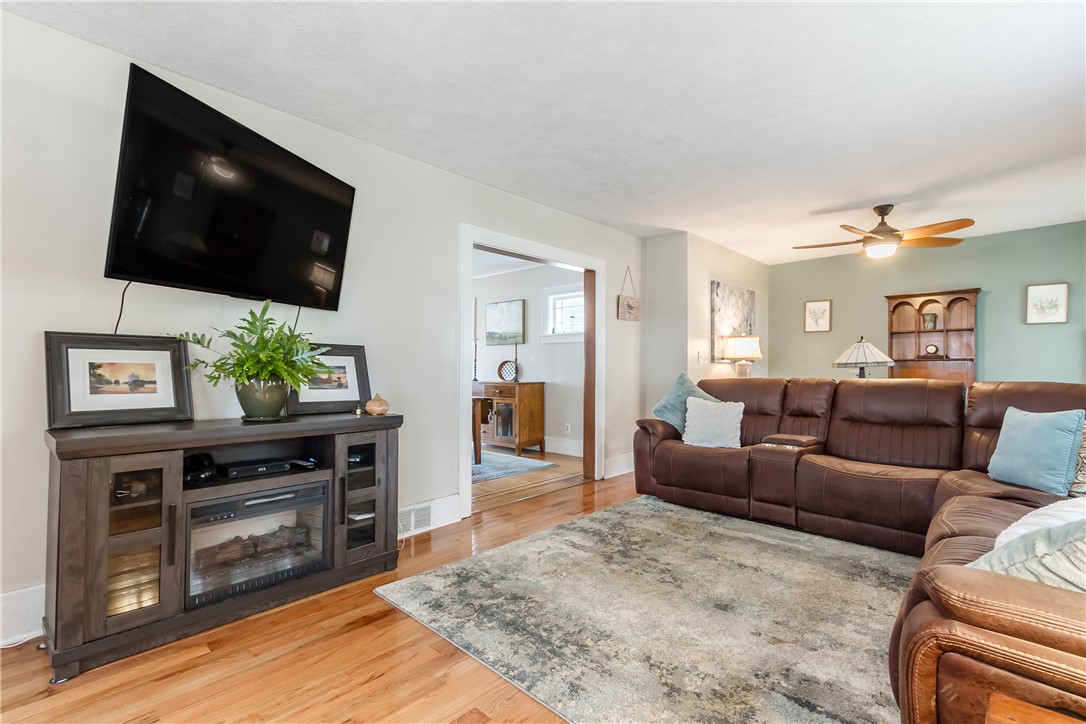 30 Burwell Road Irondequoit, NY 14617 - Photo 4 of 28 Living Room