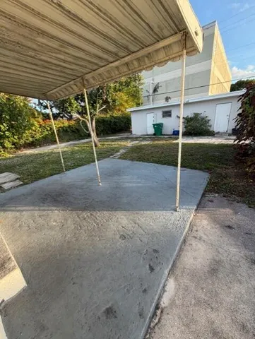 a view of a backyard